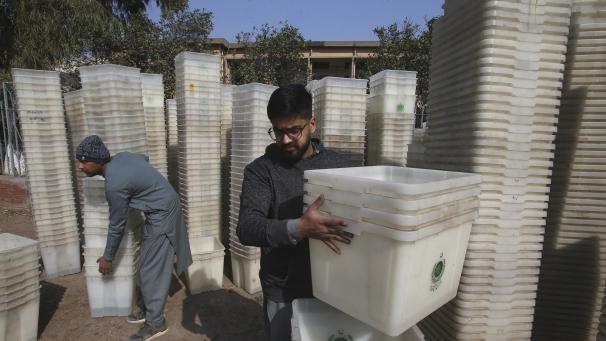 <p>Arbeiter bereiten an einem Büro der Wahlkommission Wahlurnen und andere Materialien vor, bevor sie diese in die Wahllokale für die bevorstehenden Parlamentswahlen verteilen.</p>