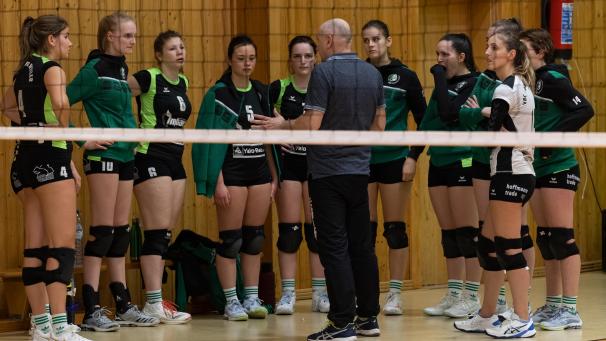 <p>Teambesprechung: Die Damen des VBC Lommersweiler.</p>