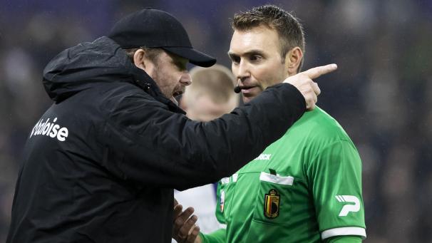 <p>Gent-Coach Hein Vanhaezebrouck mit Schiedsrichter Laforge.</p>