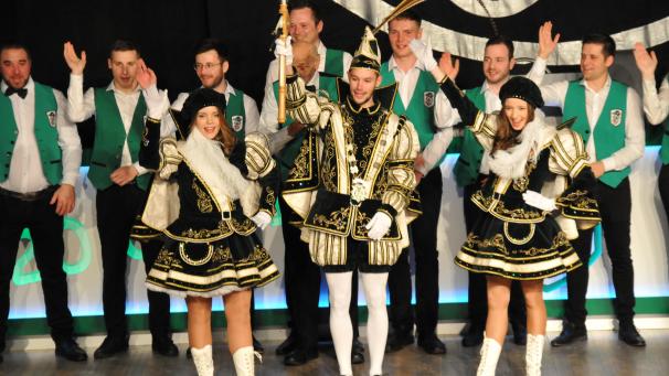 <p>Pierre I. (Marechal) heißt der neue Narrenherrscher in Mürringen. An den tollen Tagen werden seine charmanten Pagen Stephanie Rauw und Christina Lambertz nicht von seiner Seite weichen.</p>