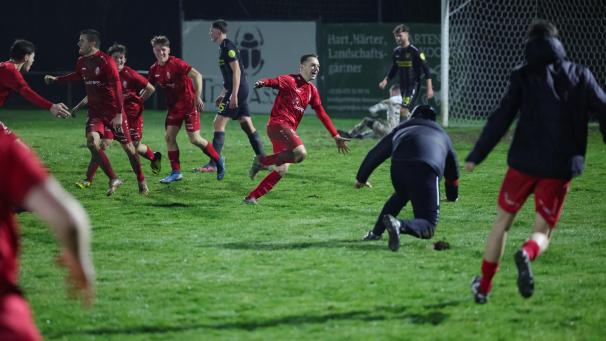 <p>Der endgültige Startschuss zur schwarz-roten Party: Joker Felix Brock bringt die drei Derbypunkte in der Nachspielzeit unter Dach und Fach.</p>