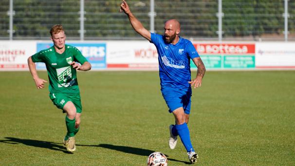<p>Marc Müller (rechts) nahm notgedrungen Theo Cormanns Platz im Tor ein.</p>