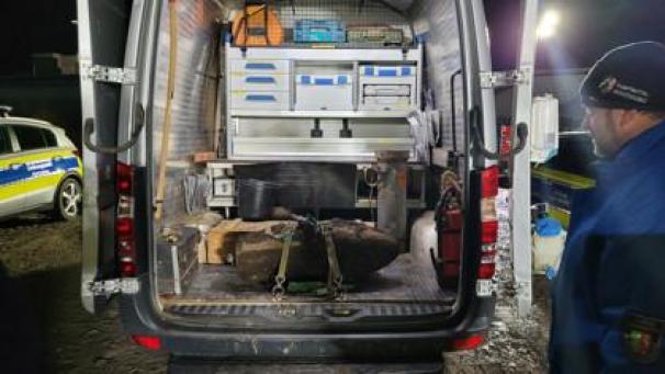 <p>Der Kampfmittelbeseitigungsdienst transportiert die entschärfte Bombe ab.</p>