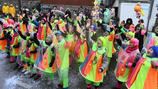 <p>Ein Accessoire, das auch in diesem Jahr nicht fehlen darf: der Regenponcho.</p>