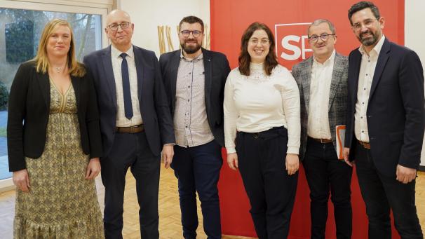 <p>Laurie Van Isacker (FGTB), Volker Klinges (Arbeitgeberverband), Stephan Braun (Anikos), Linda Zwartbol (SP-Präsidentin), Patrick Meyer (Christliche Arbeiterbewegung Ostbelgien) und Minister Antonios Antoniadis (von links).</p>