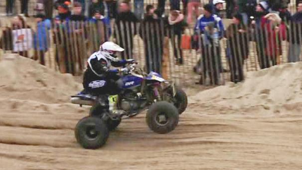 <p>Mathias Heyen mit seinem Quad auf der berühmten Sandpiste in Touquet.</p>