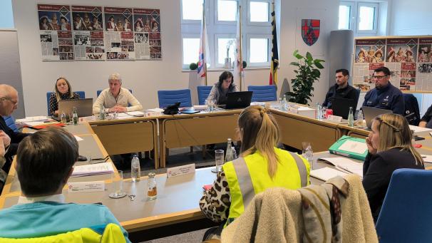 <p>Beim kommunalen Koordinierungsausschuss im Sitzungssaal des Büllinger Rathauses liefen nach dem Flugzeugabsturz in Honsfeld viele Fäden zur Bewältigung dieser Krisensituation zusammen.</p>