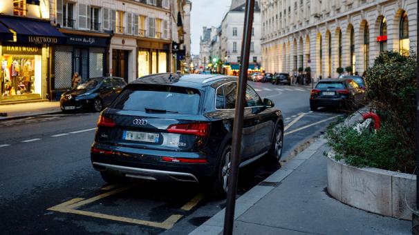 <p>SUV im Pariser Stadtzentrum</p>