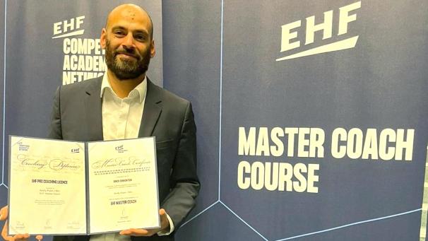 <p>2022 erwarb Andy Palm erfolgreich seinen Abschluss als Mastercoach, darf damit auf allerhöchstem Niveau (Nationalmannschaft, Champions League) trainieren.</p>