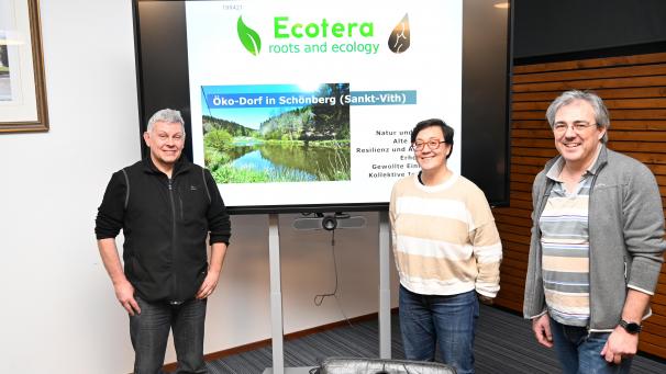 <p>Für die Genossenschaft Ecotera standen David Waiengnier, Laetitia Vignaud und Frédéric Annys (v.l.n.r.) Rede und Antwort zu den Plänen, im Weberbachtal ein Öko-Dorf einzurichten.</p>