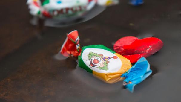 <p>An Karneval regnet es haufenweiseSüßigkeiten.</p>