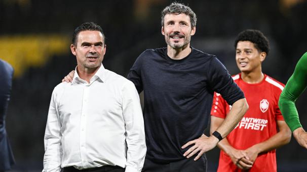 <p>Marc Overmars mit Antwerp-Trainer Mark van Bommel (r.)</p>
