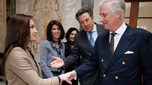 <p>Empfang zum 20-jährigen Bestehen der Agentur für Außenhandel: König Philippe begrüßt Sarah Albaladejo Garcia (l.), Vizepräsidentin der Agentur. Neben ihm Präsident Didier Malherbe, Außenministerin Hadja Lahbib und Haushaltsstaatssekretärin Alexia Bertrand (v.r.).</p>