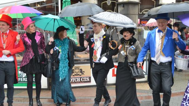 <p>Am Rathausplatz holten die Möhnen das Gemeindekollegium ab und schunkelten ein Ründchen im Herzen der Stadt, bevor es weiter ins Triangel ging.</p>