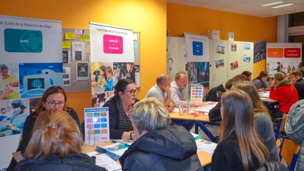 <p>Am Dienstagabend fandensich zahlreiche Schüler zusammen, um sich über dievielen Möglichkeiten nach dem Abitur zu informieren.</p>