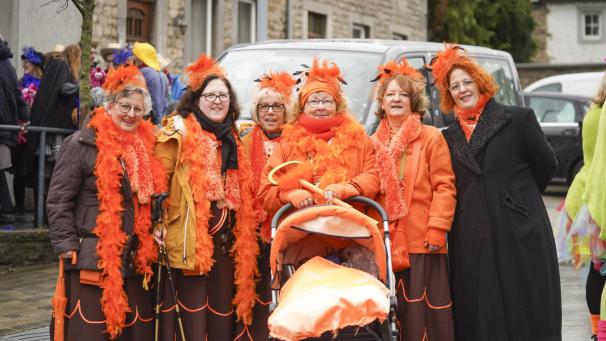 <p>„De Blömcher“ trotzten am Altweiberdonnerstag dem regnerischen Wetter.</p>