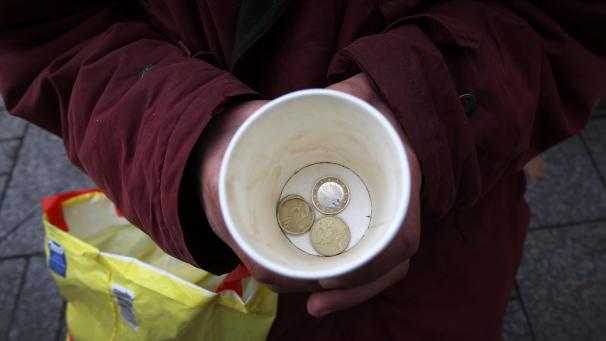 <p>Ein Mann bettelt um Kleingeld. Das Statistikamt Statbel hat am Donnerstag die Zahlen 2023 zum Armutsrisiko in unserem Land veröffentlicht.</p>