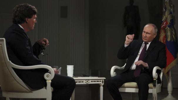 <p>Auf der von der russischen staatlichen Nachrichtenagentur Sputnik veröffentlichen und von der Associated Press (AP) zur Verfügung gestellten Aufnahme führt Tucker Carlson (links) ein Interview mit Wladimir Putin.</p>