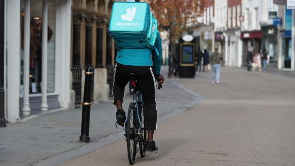 <p>Wer über eine Online-Plattform etwa als Essenslieferant arbeitet, soll in der EU künftig mehr Rechte bekommen.</p>