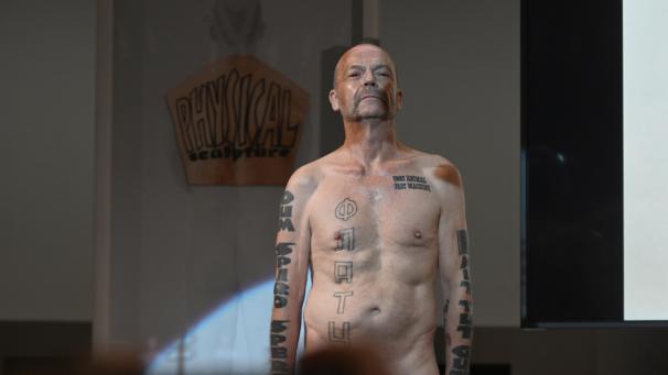 <p>Flatz steht nackt auf einer Bühne in der Pinakothek der Moderne bei einer Performance zur Eröffnung der Ausstellung „Flatz. Something Wrong with Physical Sculpture“ anlässlich seiner Benefizauktion beim Londoner Auktionshaus Christies.</p>