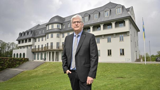 <p>Parlamentspräsident Charles Servaty vor seinem Arbeitsplatz: „Wichtig ist in meinen Augen, dass wir uns in einem ganz normalen Zusammenspiel der demokratischen Akteure befinden“, sagt er mit Blick auf das Verhältnis zwischen Parlament und Regierung.</p>