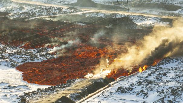 <p>Lava trifft auf die Heißwasserleitung auf der Straße zur Blauen Lagune: Auf Island ist es erneut zu einem Vulkanausbruch gekommen.</p>