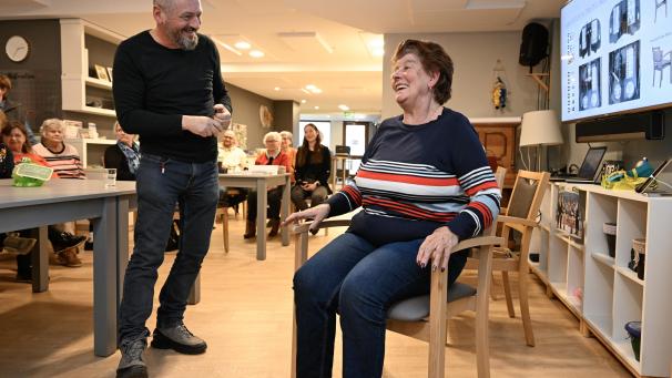 <p>Markus Franken (links) stellte seinen selbst entwickelten Stuhl mit Aufstehhilfe kürzlich im Eupener Begegnungszentrum vor, wo jeder, der wollte, einmal probesitzen konnte.</p>