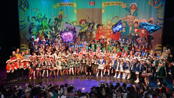 <p>Schöner Moment: Alle ostbelgischen Narrenherrscher trafen sich gemeinsam auf der großen Bühne des St.Vither Triangels.</p>