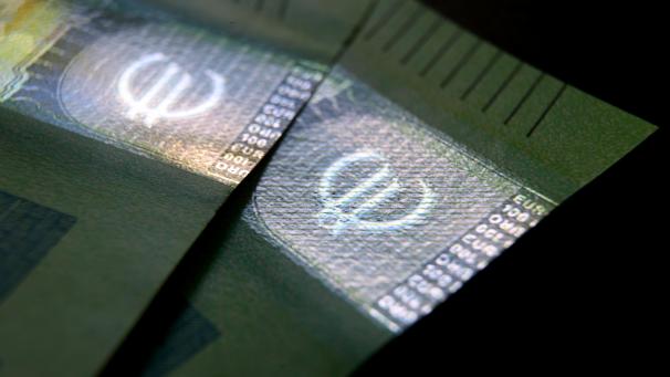 <p>100 Euro Banknoten liegen auf einem Tisch. Vertreter der Regierungen der EU-Staaten und des Europaparlaments haben sich auf neue europäische Schuldenregeln verständigt.</p>