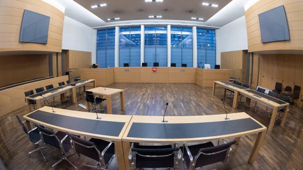 <p>Blick in den Saal 141 im Landgericht Braunschweig. Dort beginnt am Freitag (16. Februar) der Prozess gegen Christian B., dem drei Fälle schwerer Vergewaltigung und zwei Fälle des sexuellen Missbrauchs von Kindern in Portugal vorgeworfen werden. Ermittler verdächtigen den Deutschen auch im Fall Maddie.</p>