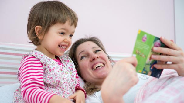 <p>Gemütlicher Spaß: Wer sein Kind beschäftigen und dabei selber etwas entspannen will, kann beispielsweise eine Geschichte vorlesen.</p>