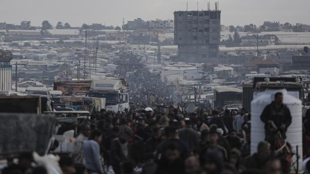 <p>Innerhalb des Gazastreifens vertriebene Palästinenser in der Nähe der Grenze zwischen Gaza und Ägypten.</p>