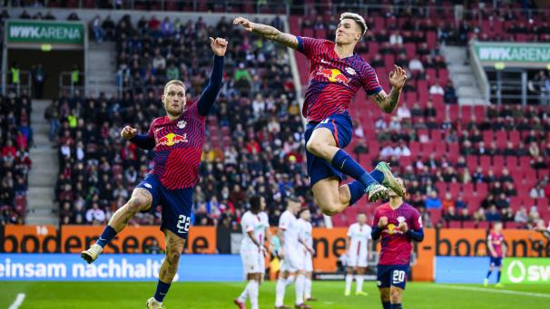 <p>Leipzigs Benjamin Sesko (r) jubelt nach seinem Tor zum 1:2 mit Leipzigs David Raum (l). Aber am Ende reichte es nicht zum Sieg.</p>