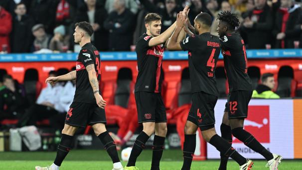 <p>Leverkusens Spieler jubeln über das Tor zum 2:0.</p>