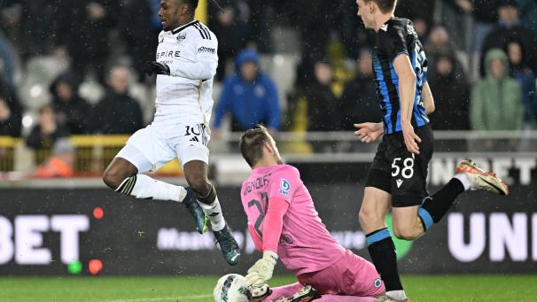 <p>Handspiel oder nicht? Mignolet klärt außerhalb des Strafraums vor Charles-Cook.</p>