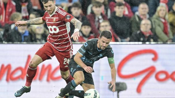 <p>Drei Punkte für Standard: Matchwinner Aiden O'Neill (links) im Zweikampf mit Löwens Kapitän Siebe Schrijvers.</p>
