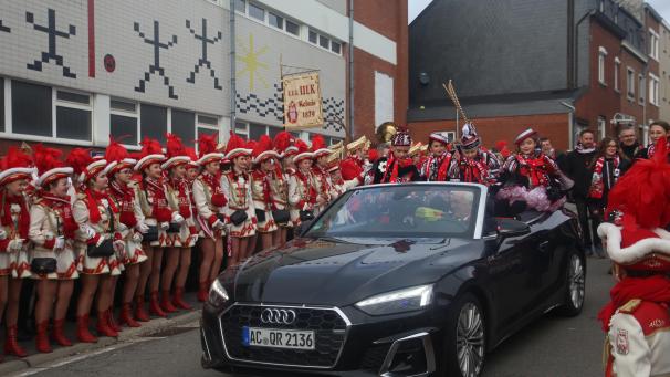 <p>Kinderprinz Cyril I. zieht am Spalier des Ulk vorbei. Foto: Klais Schlupp</p>