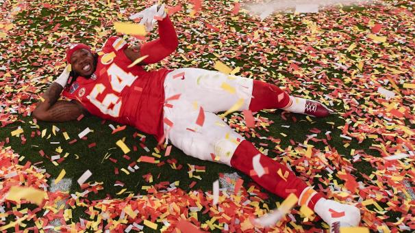 <p>Kansas City Chiefs Offensive Tackle Wanya Morris (64) feiert den Sieg.</p>