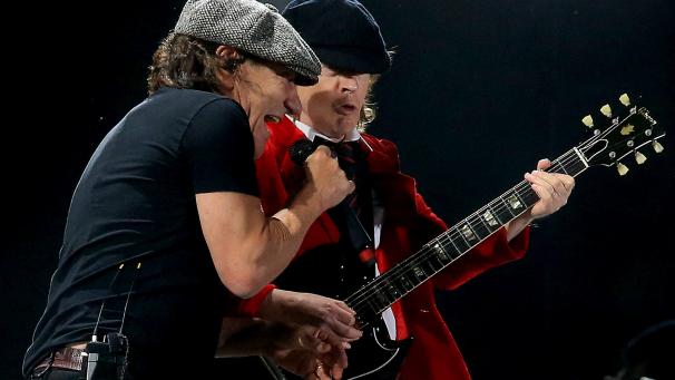 <p>Sänger Brian Johnson und Gitarrist Angus Young auf dem Coachella Valley Music and Arts Festival im Jahr 2015.</p>
