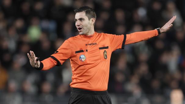 <p>Debütant: Der gebürtige Eupener Laurent Willems springt in der zweiten Hälfte als Schiedsrichter ein.</p>