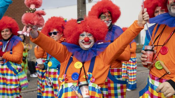 <p>Bunte Kostüme, kühle Getränke, gute Musik und allerbeste Laune – das macht den Raerener Karnevalszug am Tulpensonntag aus.</p>