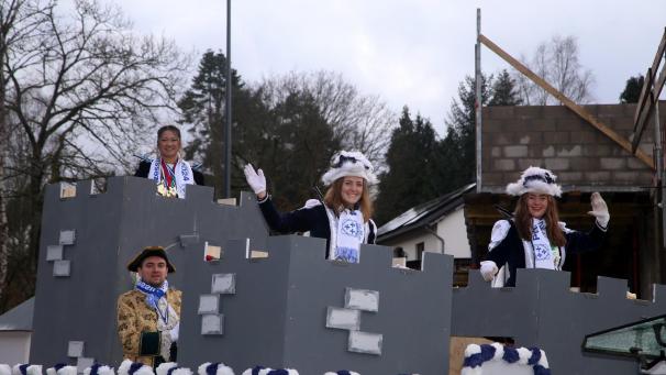 <p>Rosenmontagszug in Schönberg: Prinzessin Thao I., ihre Pagen und das närrische Gefolge ließen sich gebührend feiern.</p>