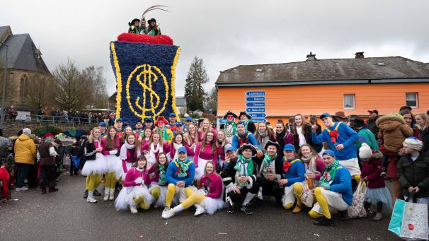 <p>Glücksgefühl pur beim Rosenmontagszug in Oudler: S.T. Prinz Dominik mit seinen charmanten Pagen Marie und Katja auf dem Prinzenwagen.</p>