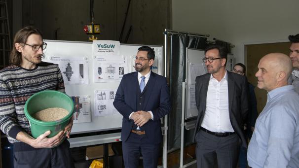 <p>Minister Antoniadis im Solar-Institut Jülich der FH Aachen</p>
