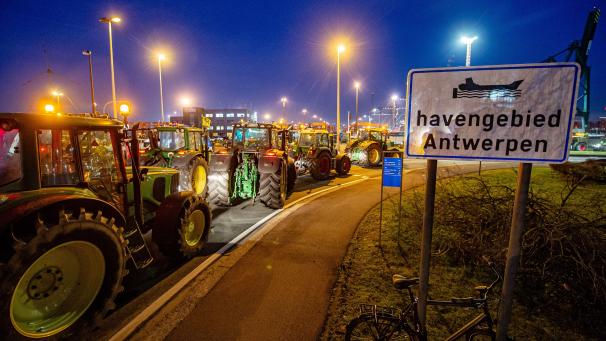 <p>Landwirte und ihre Traktoren versammeln sich zu einer Protestaktion in der Nähe des Quai 730 im Hafen von Antwerpen.</p>