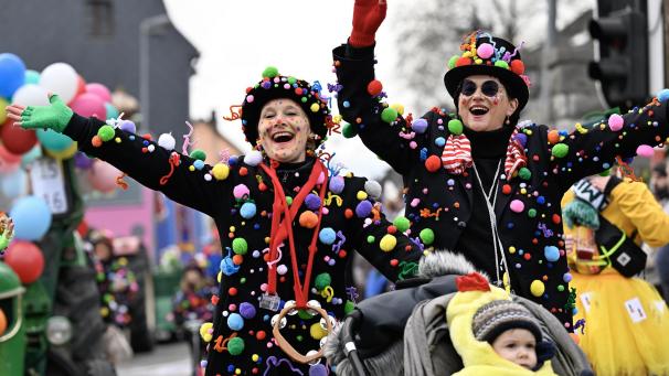 <p>„Pompös“ unterwegs waren diese Jecken mit bunten Kostümen, die so richtig ins Auge stachen.</p>