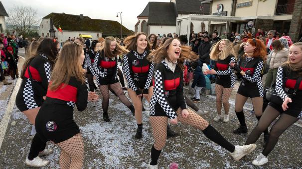 <p>Veilchendienstag in Manderfeld: Das zahlreiche Publikum wurde beim Karnevalsumzug mit Tanzeinlagen unterhalten. Anschließend ging es zum Abfeiern in die „Treeschland-Arena“.</p>