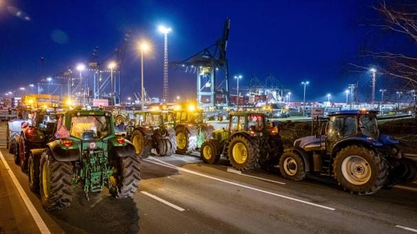 <p>Landwirte und ihre Traktoren versammelten sich zu einer Protestaktion in der Nähe des Quai 730 im Hafen von Antwerpen.</p>