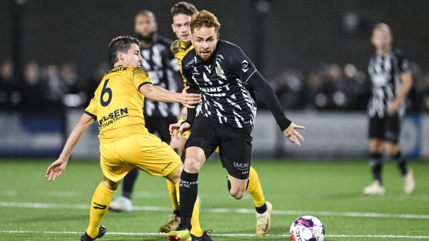 <p>Adrien Trebel (rechts) im Duell mit Kenneth Kerckhofs vom KVV Thes Sport Tessenderlo</p>