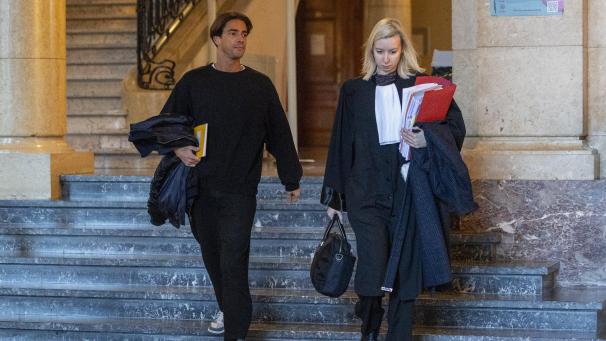 <p>Nicolas Caeyers (links)und seine Anwältin An-Sofie Raes(rechts)verlassen das Gerichtsgebäude in Löwen.</p>